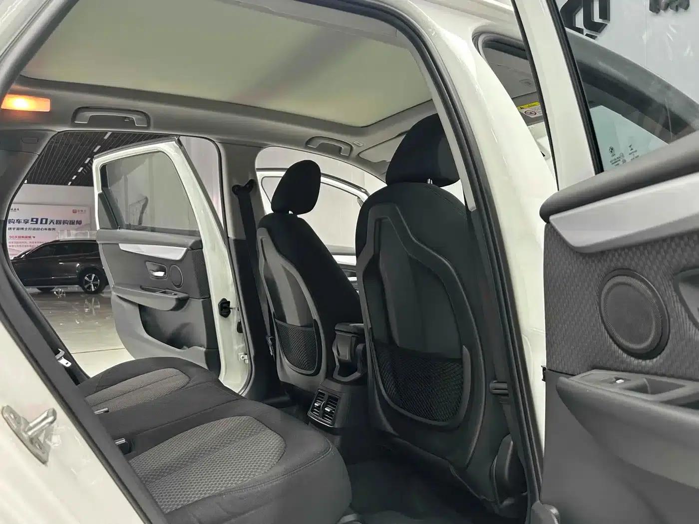 2016 BMW 2 Series Gran Tourer 218i Leading Edition — миниатюра 16