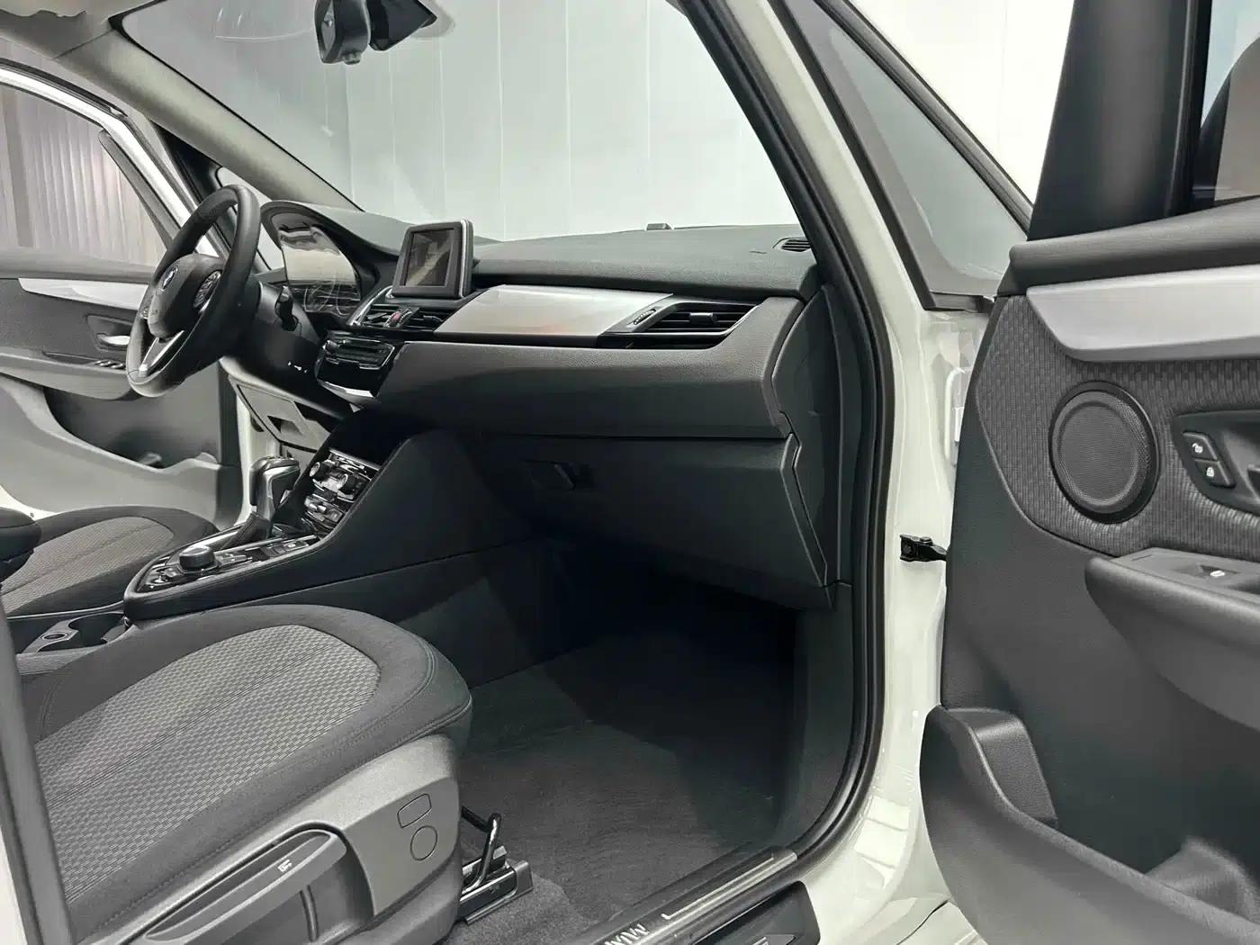 2016 BMW 2 Series Gran Tourer 218i Leading Edition — миниатюра 17
