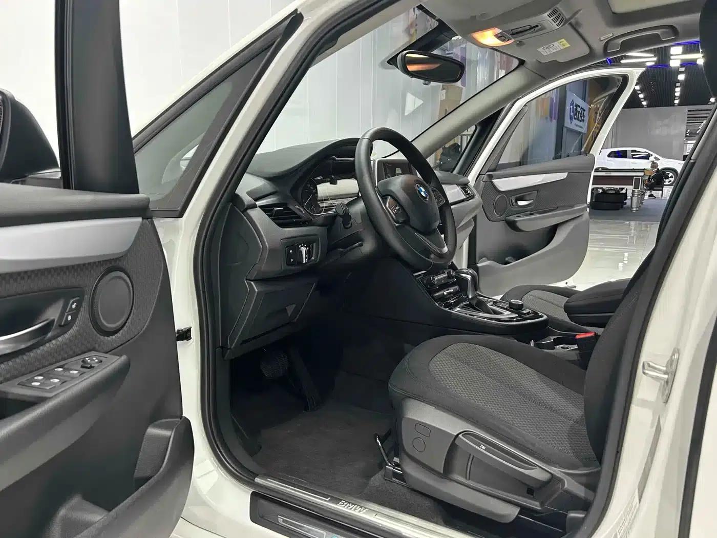 2016 BMW 2 Series Gran Tourer 218i Leading Edition — миниатюра 18