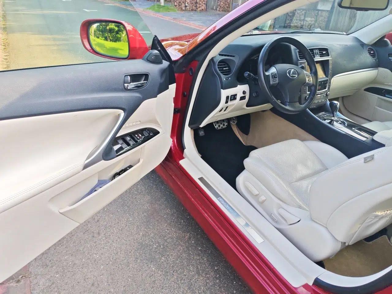 Lexus IS 2011 250C — миниатюра 16