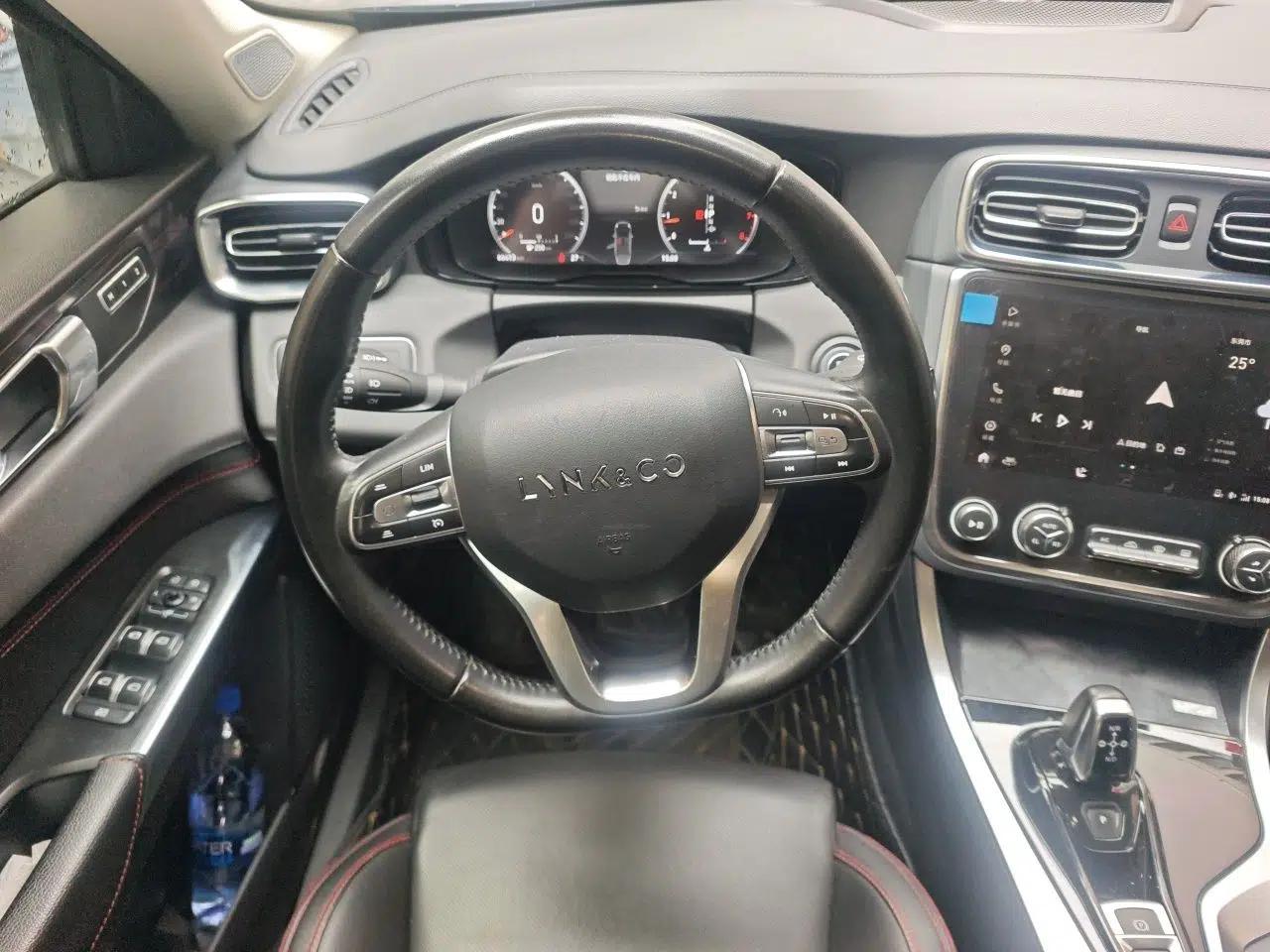 Lynk & Co 01 2019 2.0T Two-Wheel Drive Zhaopu Version China VI Standard — миниатюра 10