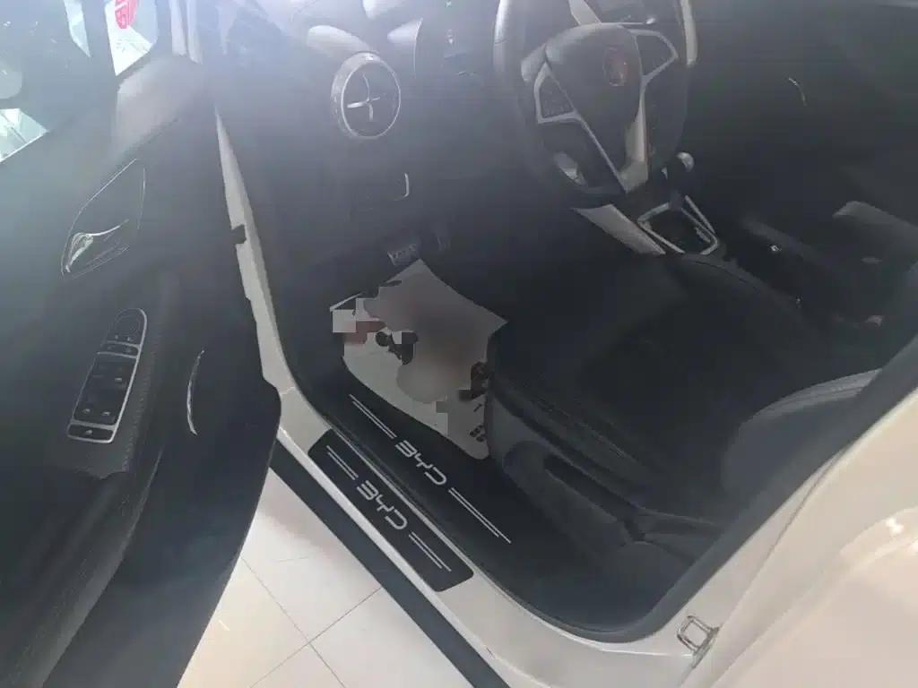 2017 Yuan 1.5L Automatic Cool and Stylish Model — миниатюра 16