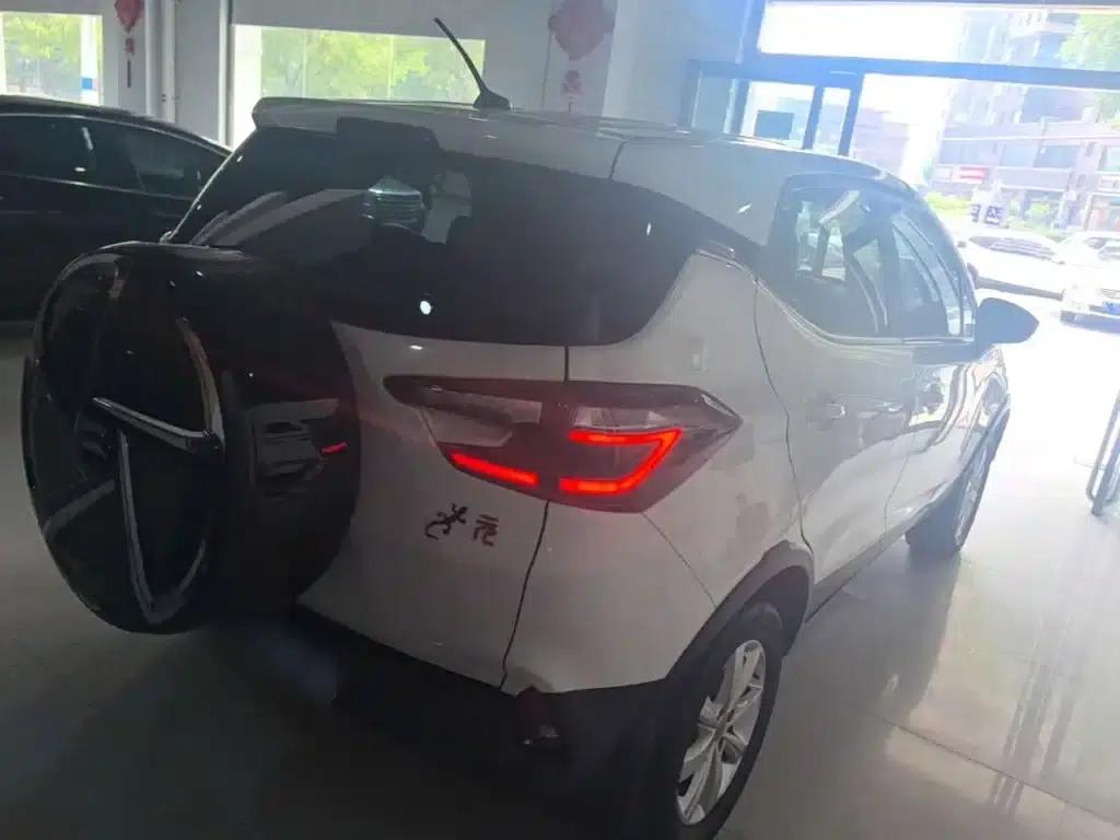 2017 Yuan 1.5L Automatic Cool and Stylish Model — миниатюра 7
