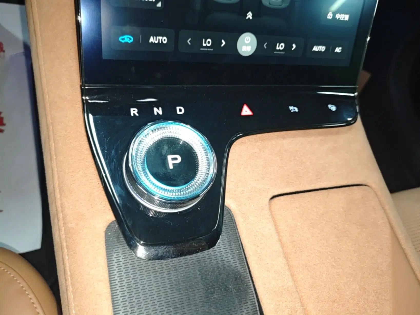 VOYAH PASSION 2024 PHEV Four-Wheel Drive Ultra-Long Range Flagship Model — миниатюра 21