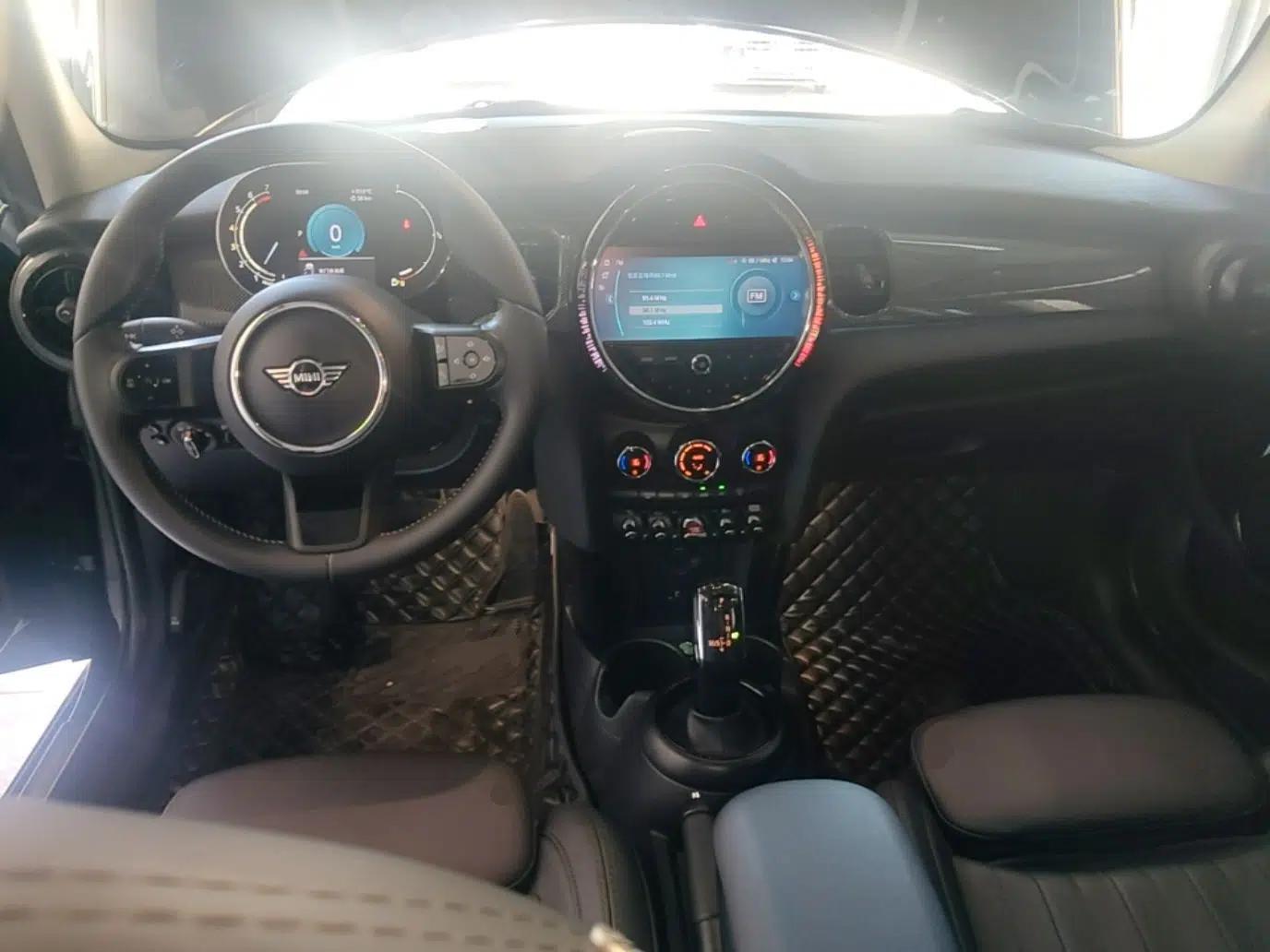 MINI 2022 Updated 1.5T COOPER Artist Five-Door Edition — миниатюра 12