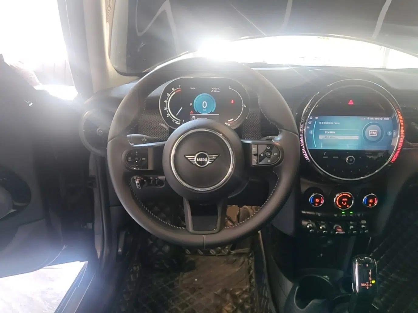 MINI 2022 Updated 1.5T COOPER Artist Five-Door Edition — миниатюра 13
