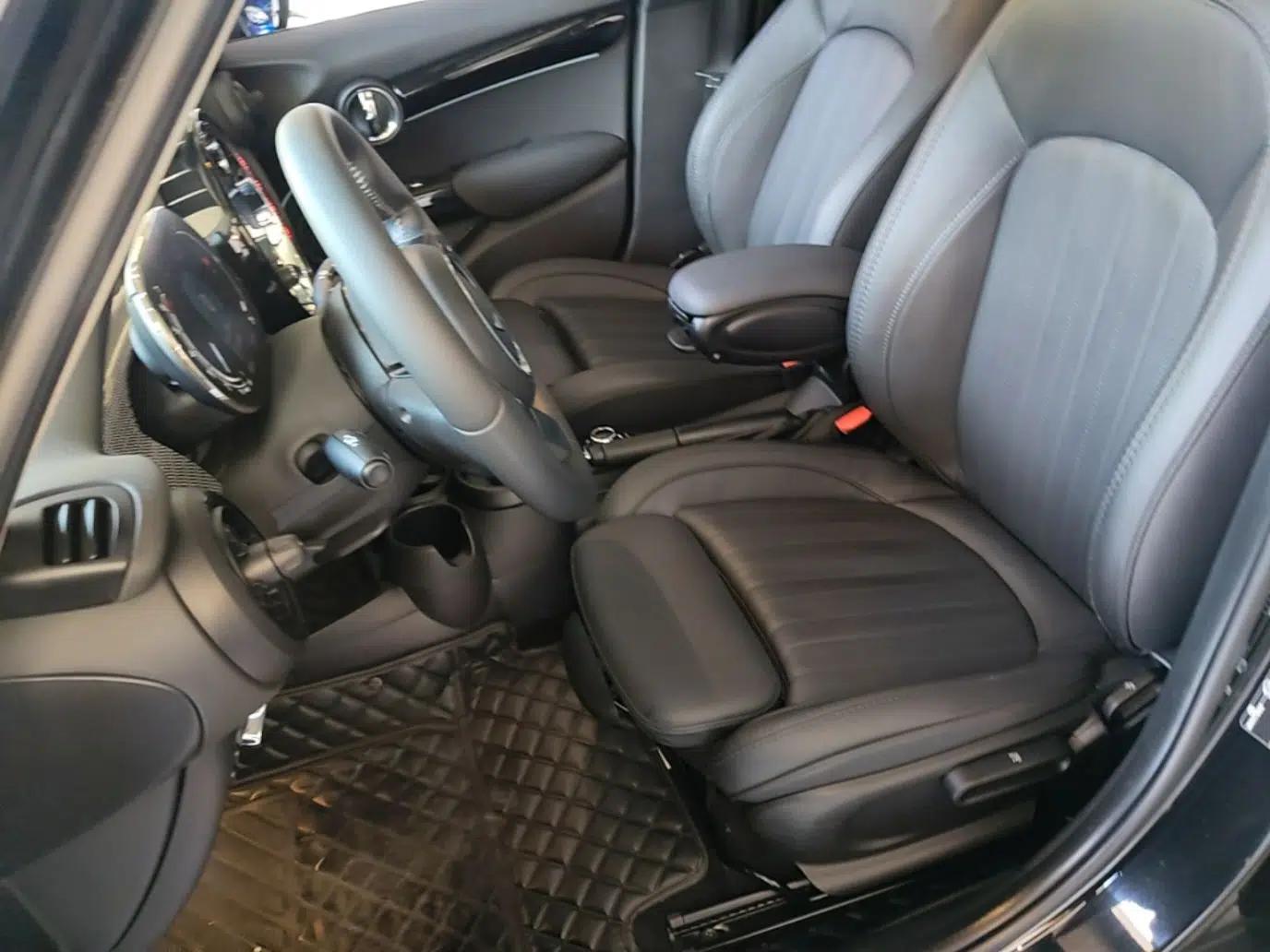 MINI 2022 Updated 1.5T COOPER Artist Five-Door Edition — миниатюра 17