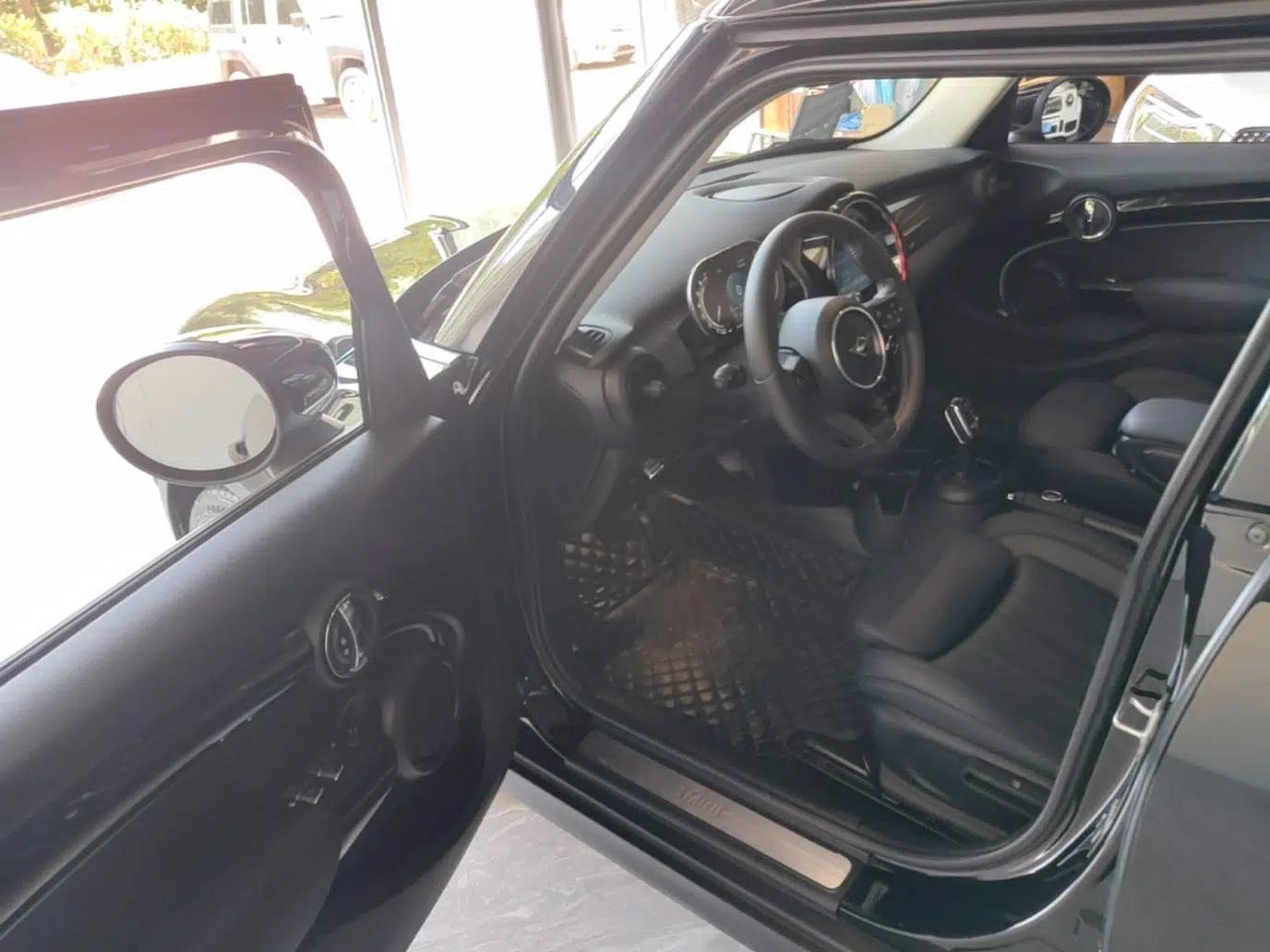 MINI 2022 Updated 1.5T COOPER Artist Five-Door Edition — миниатюра 18