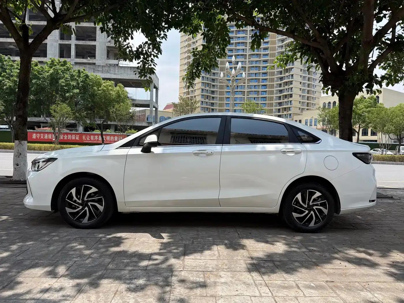 Beijing U5 PLUS 2023 1.5L CVT Deluxe Edition — миниатюра 4