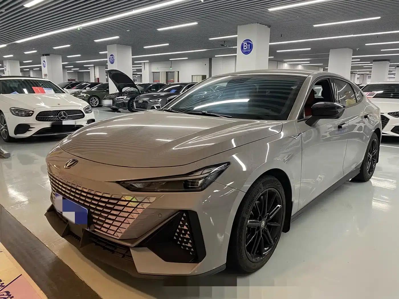 Changan UNI-V 2022 1.5T Premium Edition — миниатюра 1