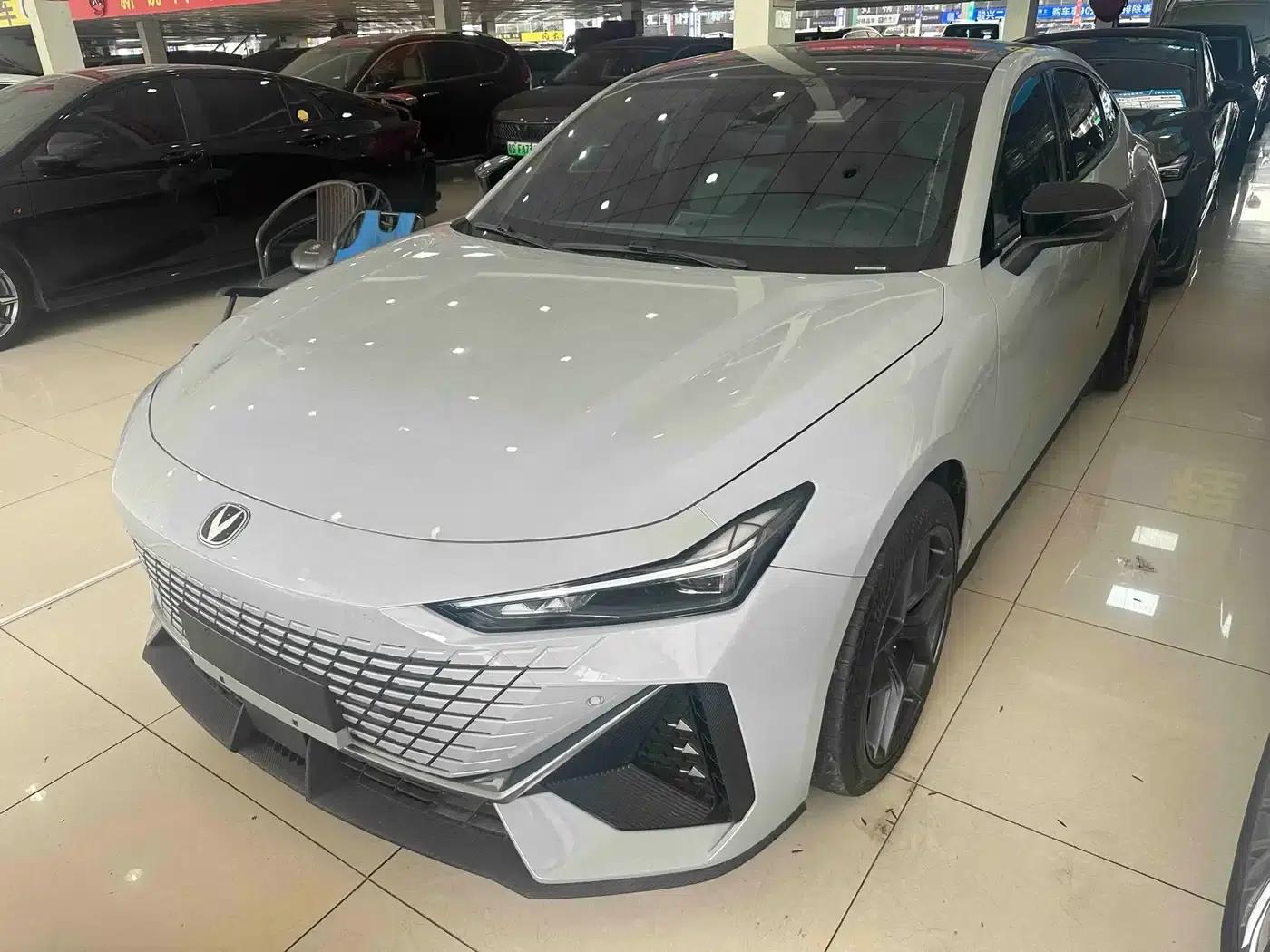 Changan UNI-V 2022 1.5T Premium Edition — миниатюра 1
