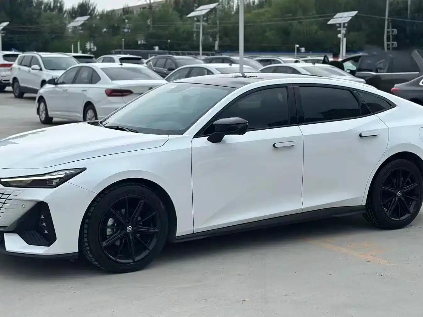 Changan UNI-V 2022 1.5T Premium Edition — миниатюра 2