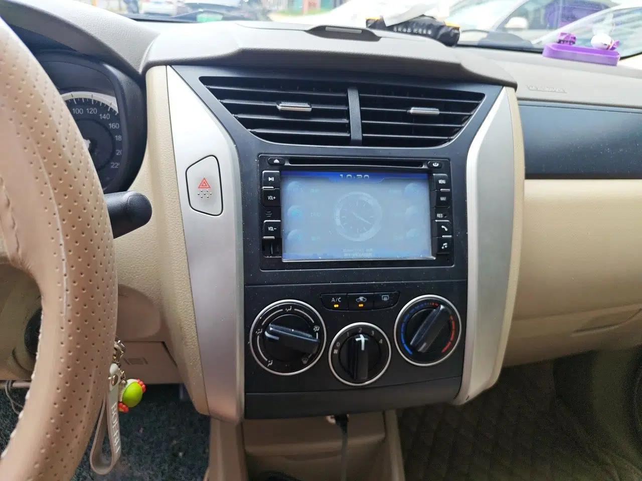 Venucia D50 2013 1.6L Automatic Fashion Edition — миниатюра 13