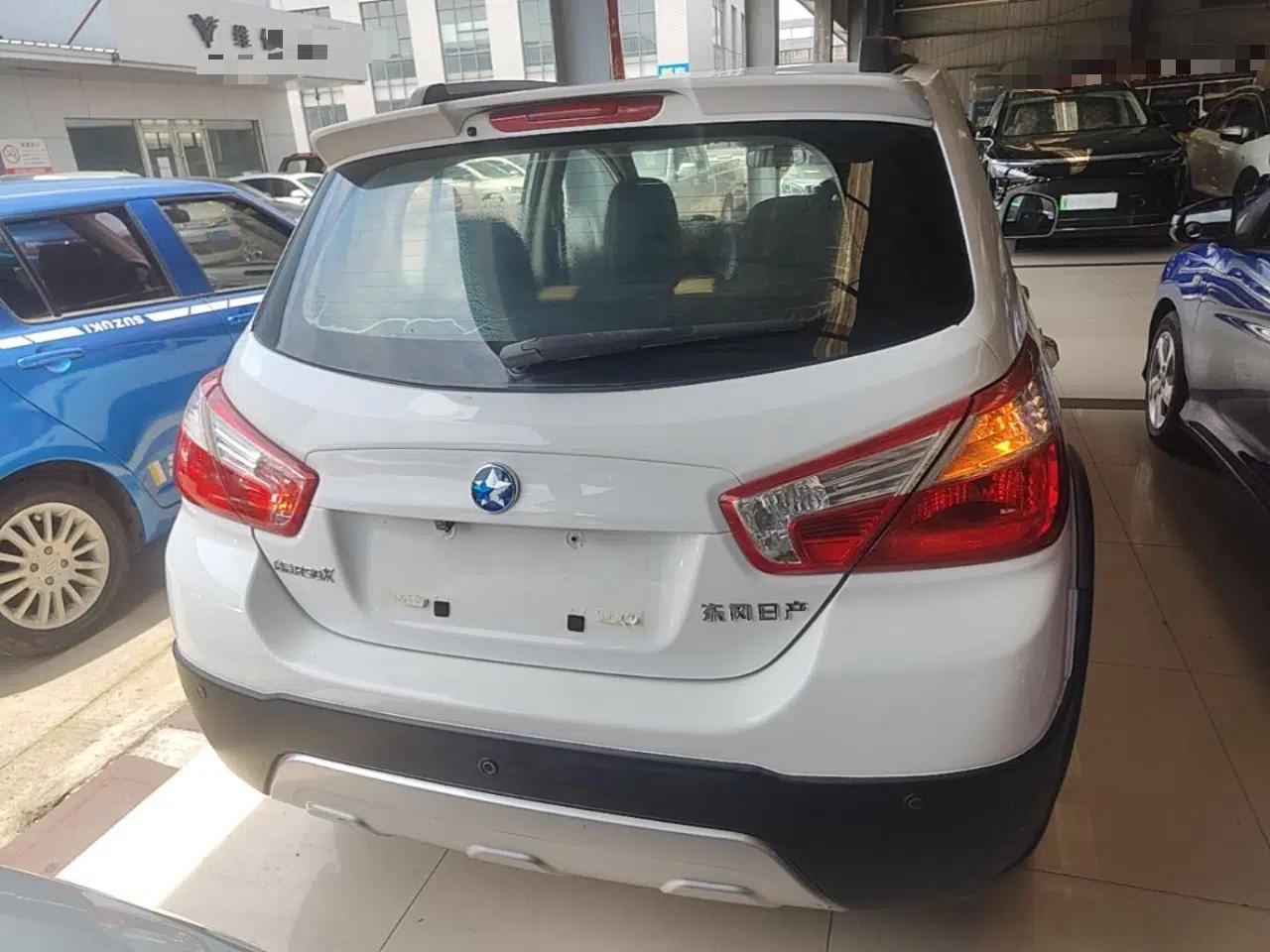 Venucia R50X 2013 1.6L Automatic Model — миниатюра 5