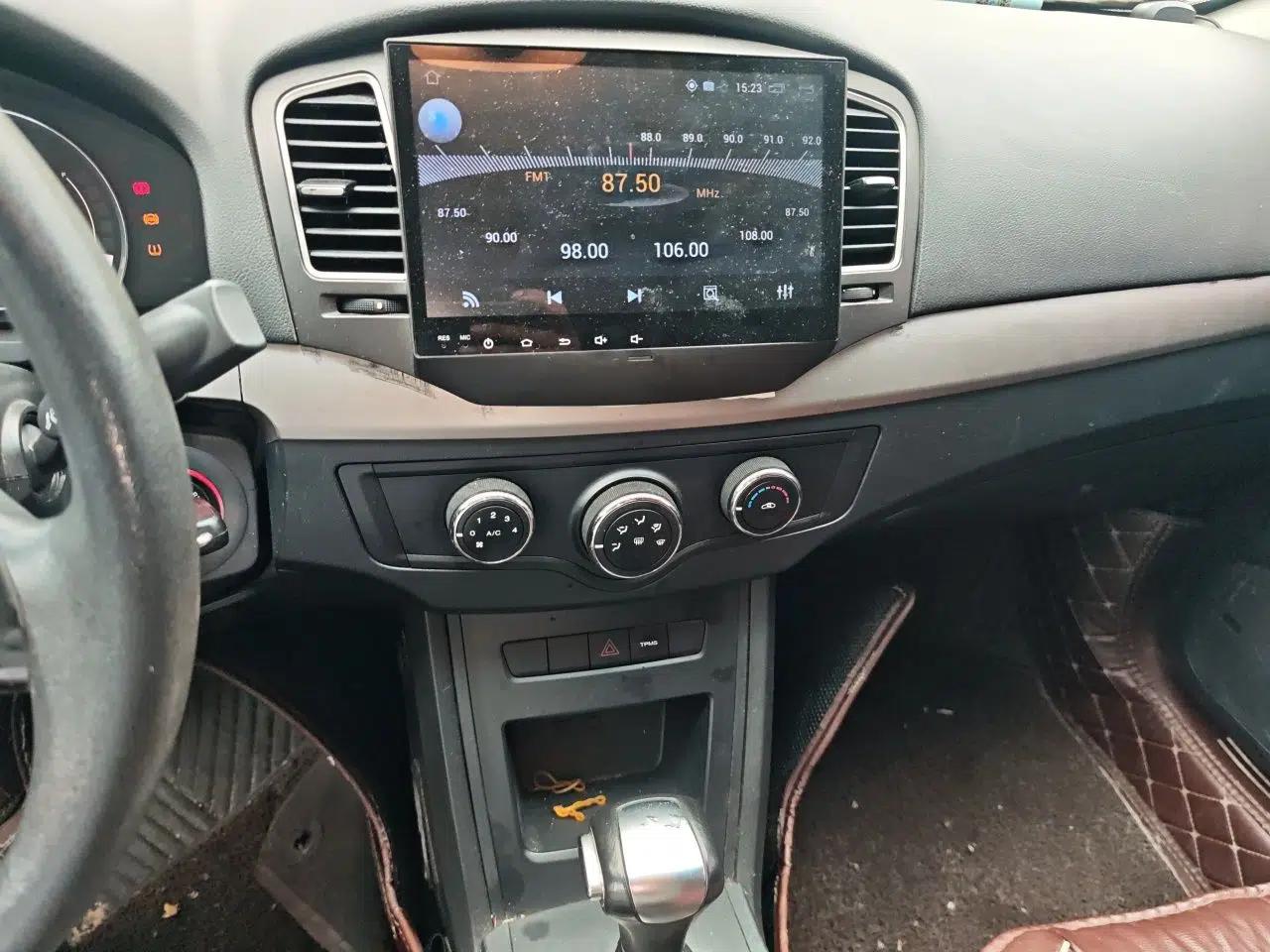 Roewe 350 2015 1.5L Automatic Luxury Sunroof Edition — миниатюра 13