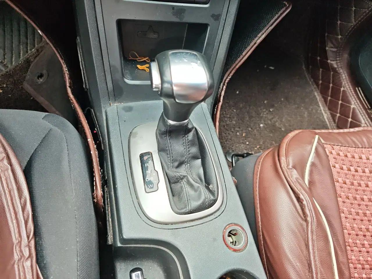 Roewe 350 2015 1.5L Automatic Luxury Sunroof Edition — миниатюра 14