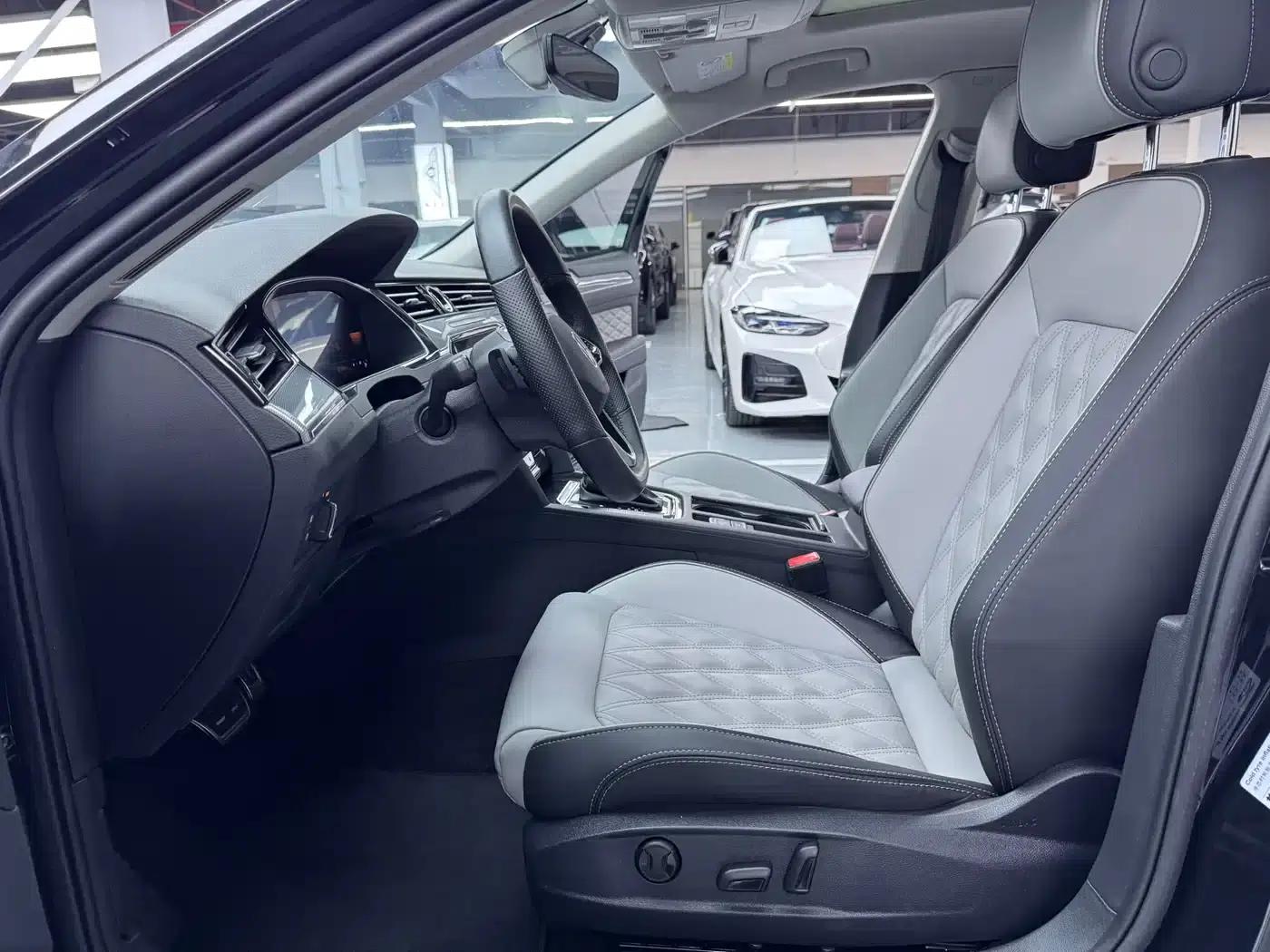 Volkswagen Magotan 2023 2 Millionth Unit Commemorative Edition 330TSI DSG Leading Model — миниатюра 4