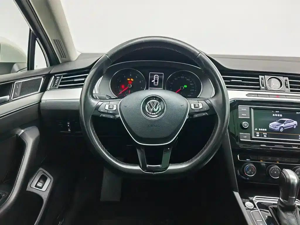 2018 Volkswagen Passat 330TSI DSG Leading Edition — миниатюра 11