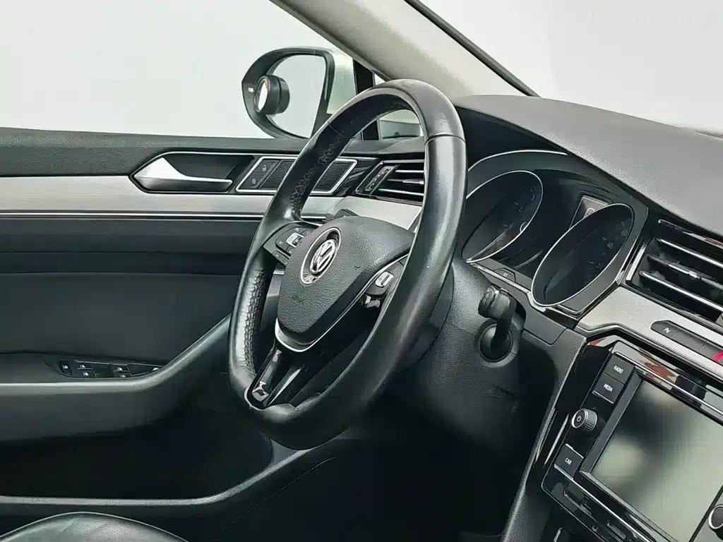 2018 Volkswagen Passat 330TSI DSG Leading Edition — миниатюра 22