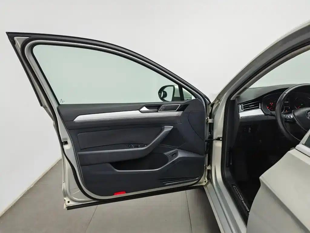 2018 Volkswagen Passat 330TSI DSG Leading Edition — миниатюра 8