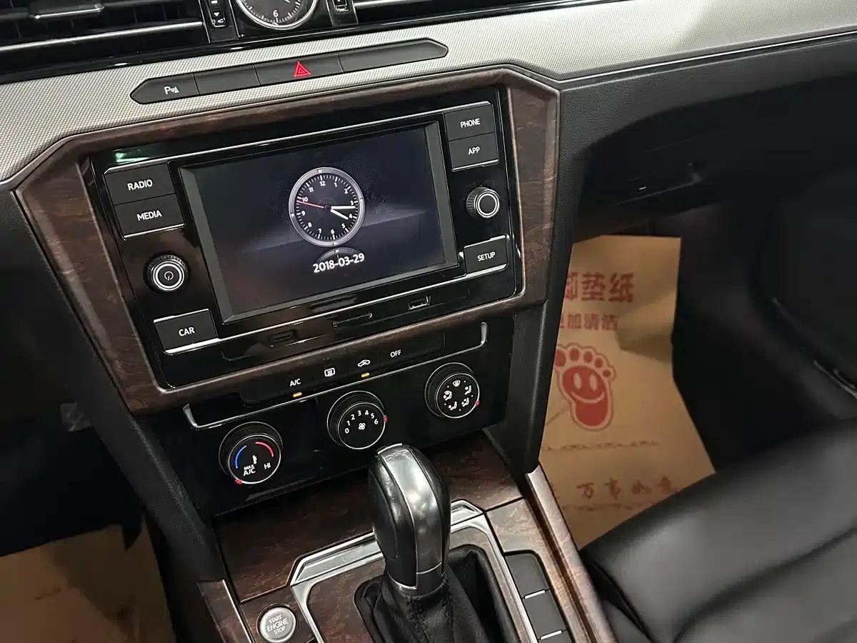 2018 Volkswagen Passat 330TSI DSG Leading Edition — миниатюра 12