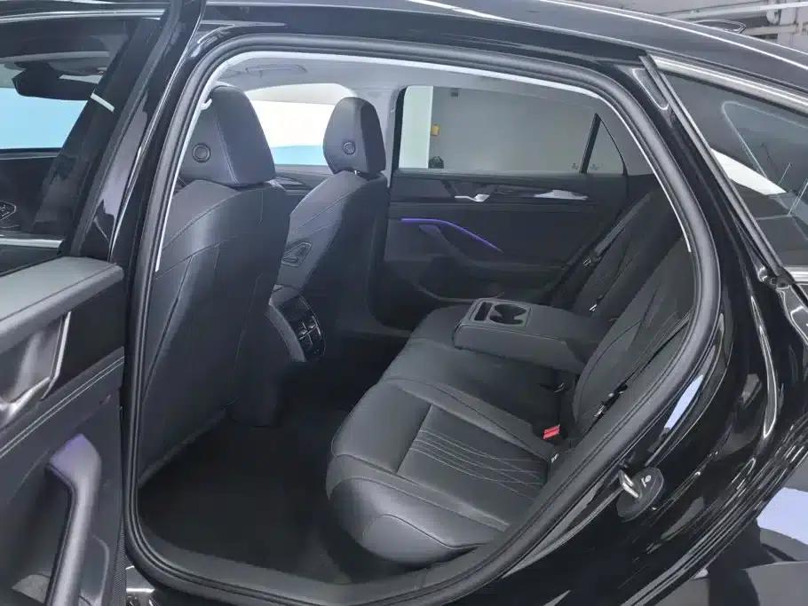 The 2024 Volkswagen Passat 300TSI DSG Premium Edition features a striking package. — миниатюра 11
