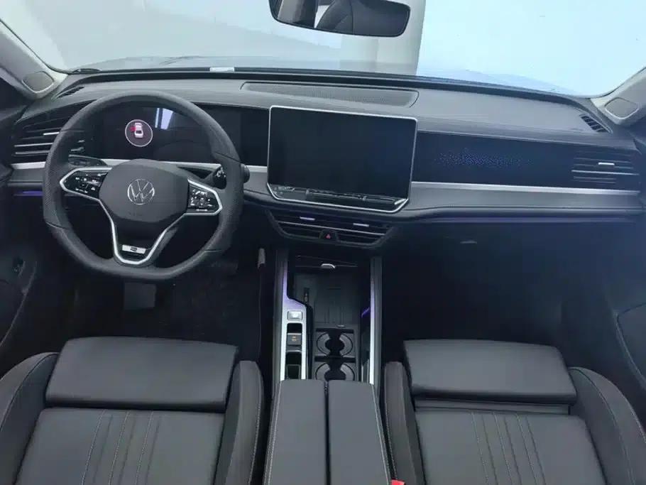 The 2024 Volkswagen Passat 300TSI DSG Premium Edition features a striking package. — миниатюра 12