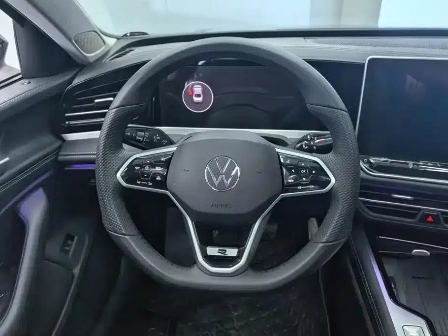 The 2024 Volkswagen Passat 300TSI DSG Premium Edition features a striking package. — миниатюра 15