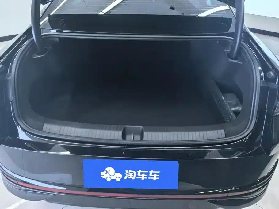 The 2024 Volkswagen Passat 300TSI DSG Premium Edition features a striking package. — миниатюра 4