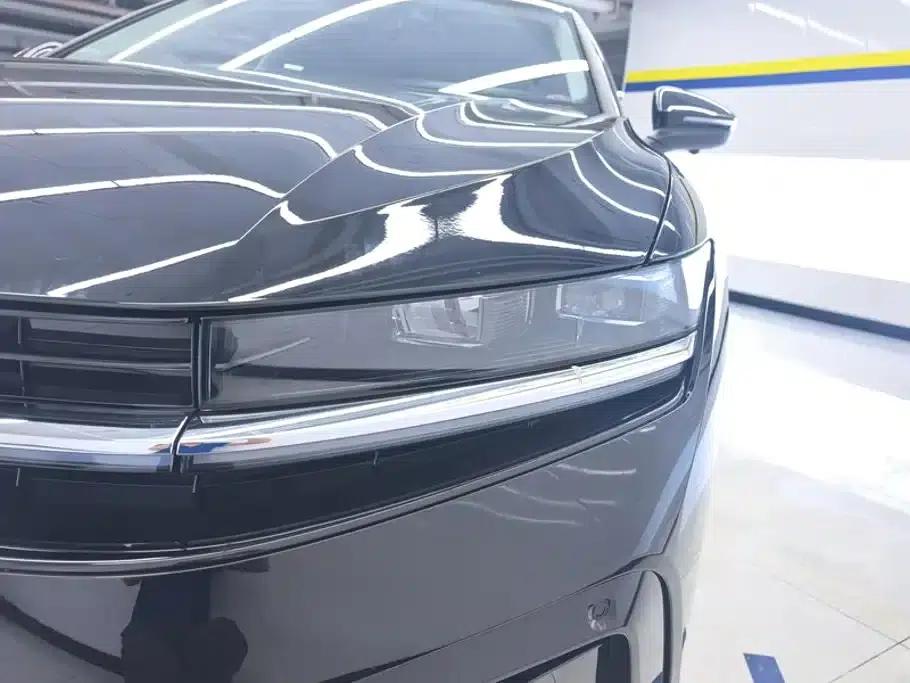 The 2024 Volkswagen Passat 300TSI DSG Premium Edition features a striking package. — миниатюра 5