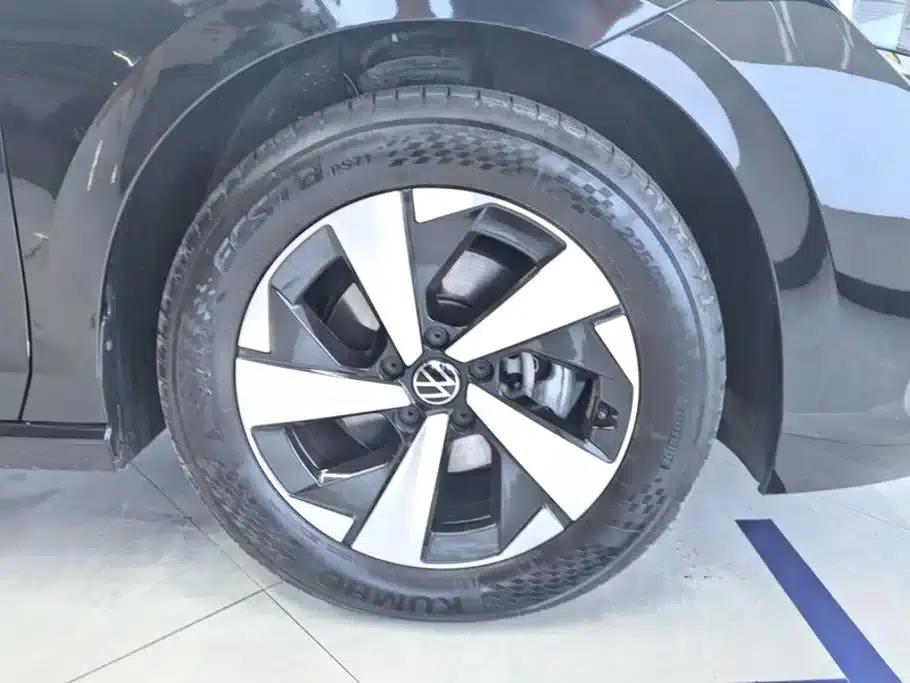 The 2024 Volkswagen Passat 300TSI DSG Premium Edition features a striking package. — миниатюра 6