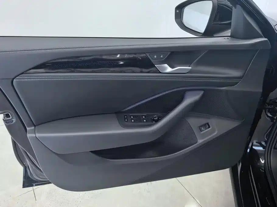 The 2024 Volkswagen Passat 300TSI DSG Premium Edition features a striking package. — миниатюра 7