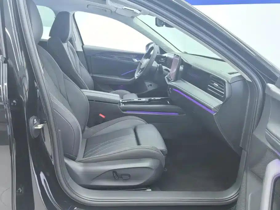The 2024 Volkswagen Passat 300TSI DSG Premium Edition features a striking package. — миниатюра 8