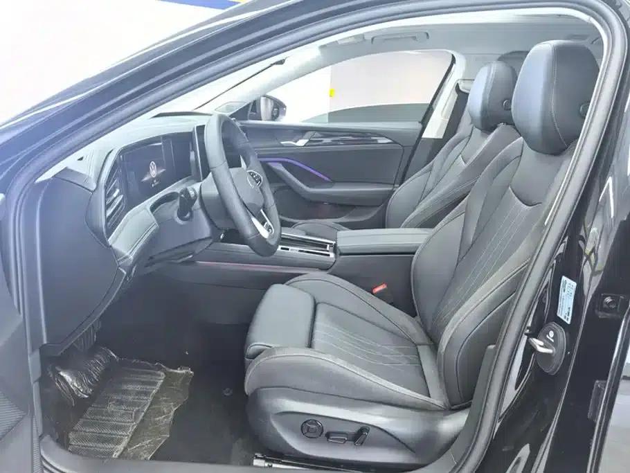The 2024 Volkswagen Passat 300TSI DSG Premium Edition features a striking package. — миниатюра 9