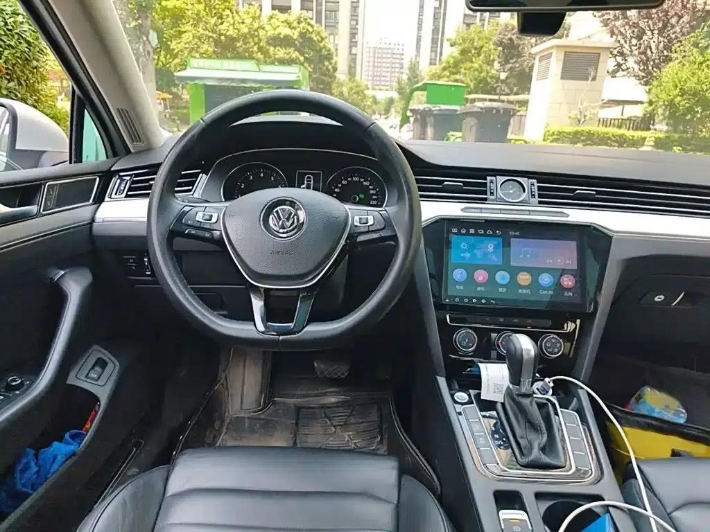 2017 Volkswagen Magotan 330TSI DSG Leading Edition — миниатюра 3