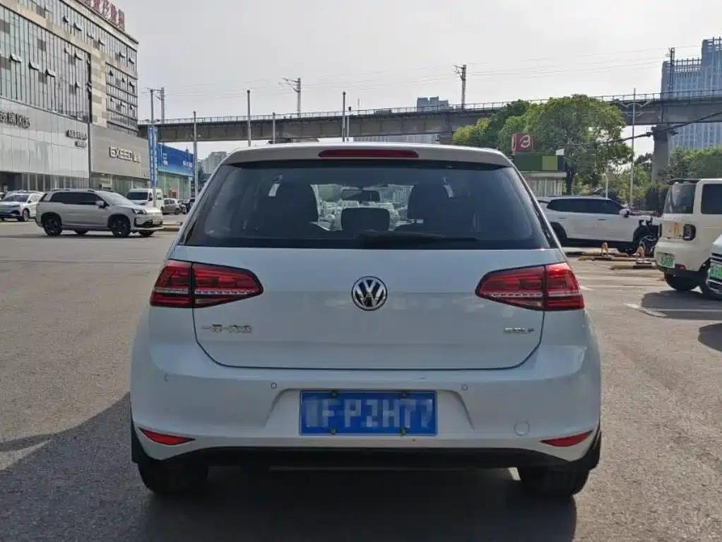 2017 Golf 1.6L Automatic Comfort Millionth Unit Commemorative Edition — миниатюра 8