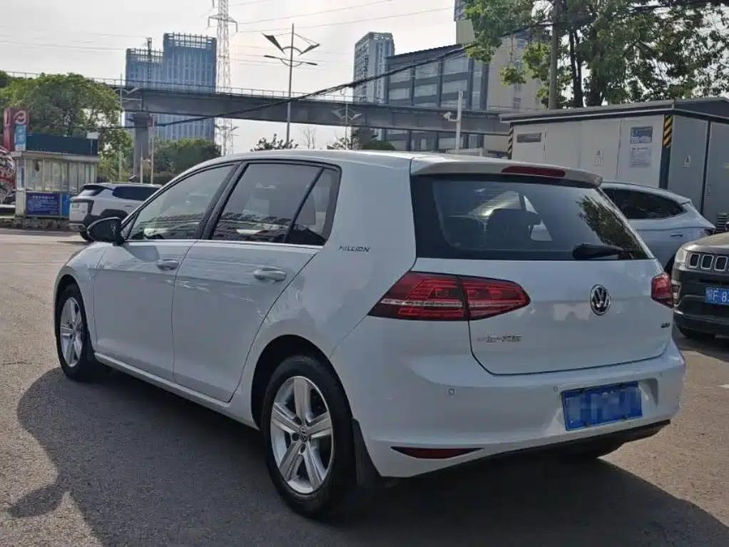 2017 Golf 1.6L Automatic Comfort Millionth Unit Commemorative Edition — миниатюра 9
