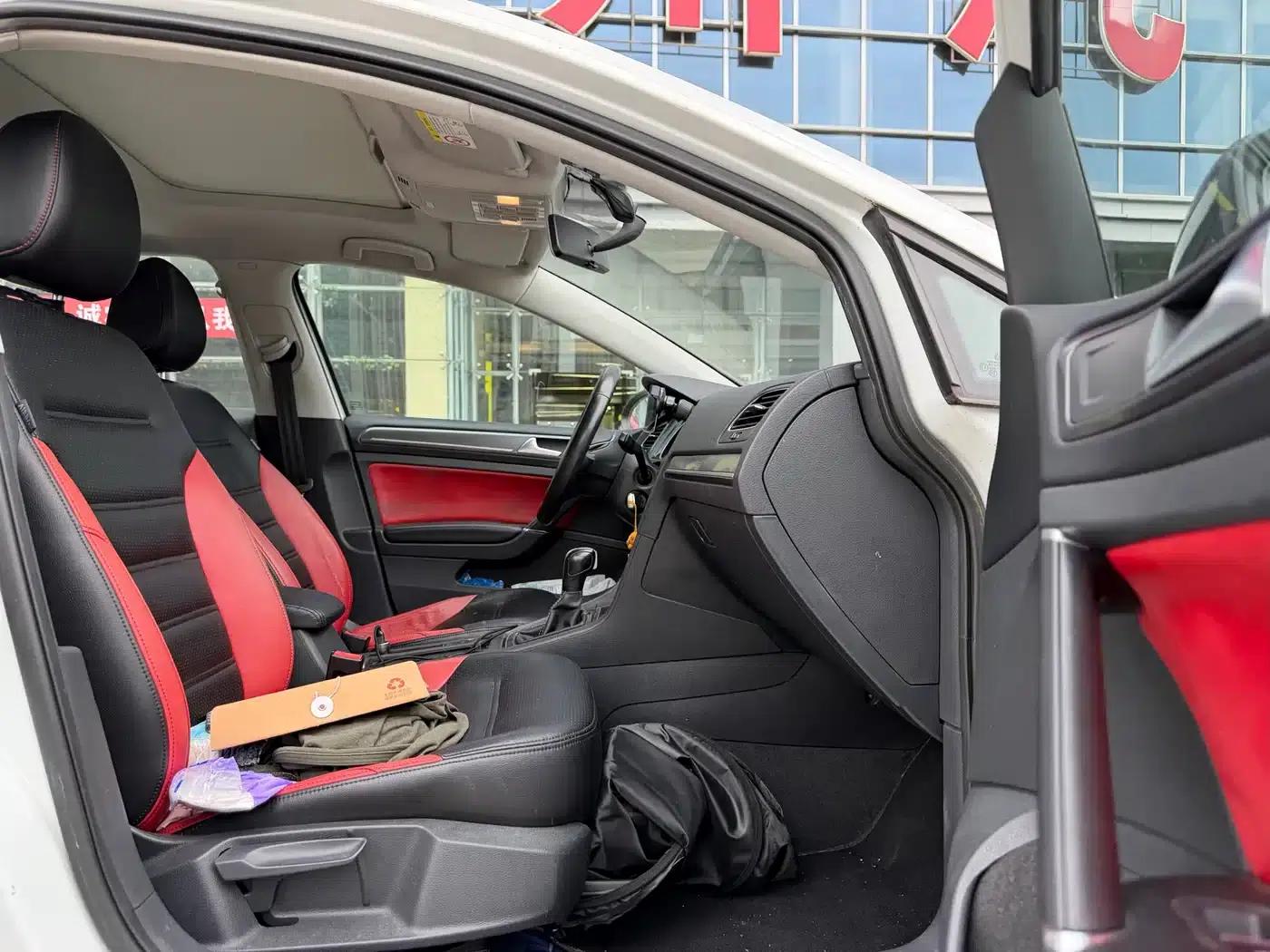 2017 Golf 1.6L Automatic Comfort Millionth Unit Commemorative Edition — миниатюра 11