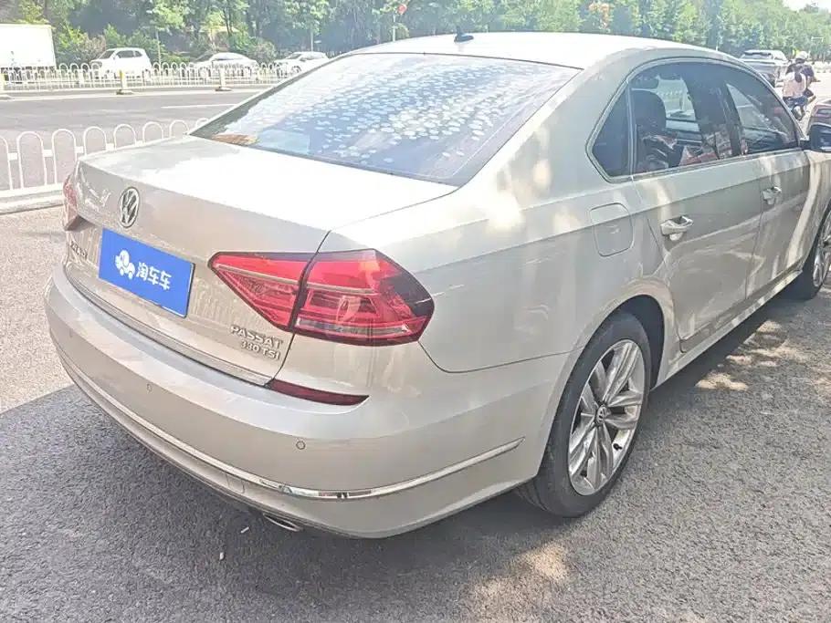 2017 Passat 330TSI DSG Premium Edition — миниатюра 3