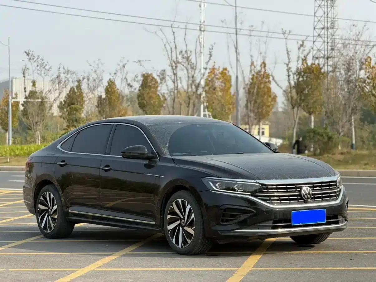 2022 Passat 330TSI Luxury Edition — миниатюра 3