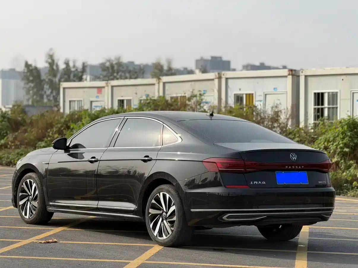 2022 Passat 330TSI Luxury Edition — миниатюра 4