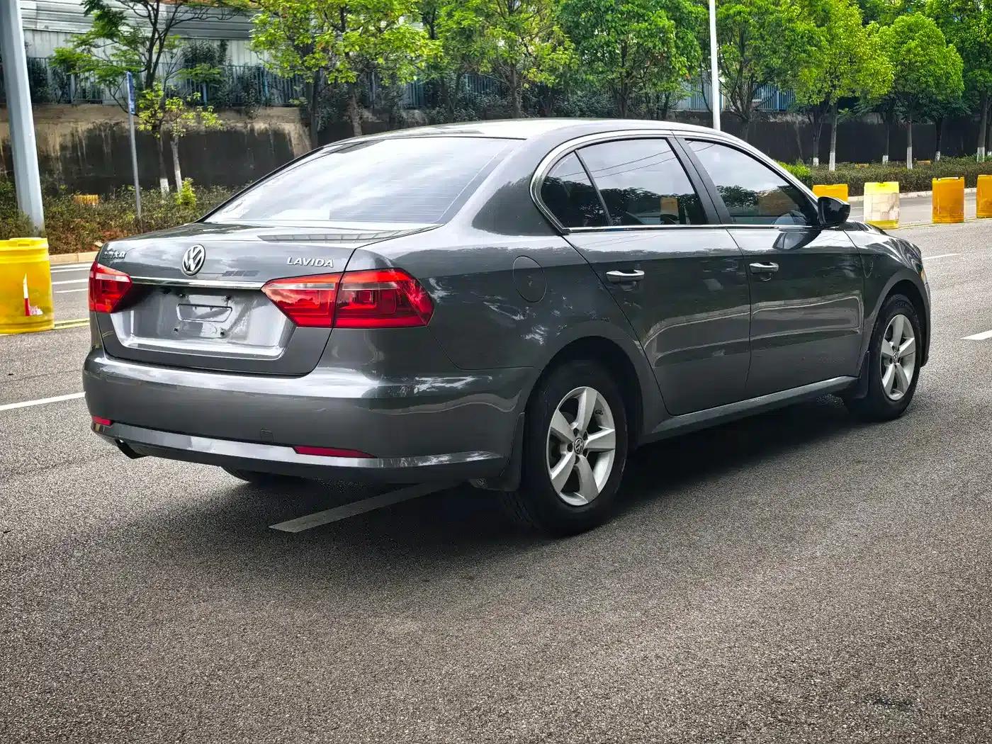 2013 Volkswagen Lavida Classic Facelift 1.6L Manual Fashion Edition — миниатюра 4