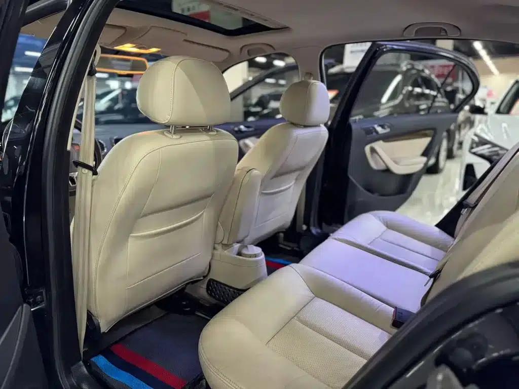 2011 Volkswagen Lavida 1.6L Automatic Premium Edition — миниатюра 6