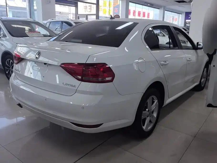 2017 Volkswagen Lavida 1.6L Automatic Fashion Edition — миниатюра 3