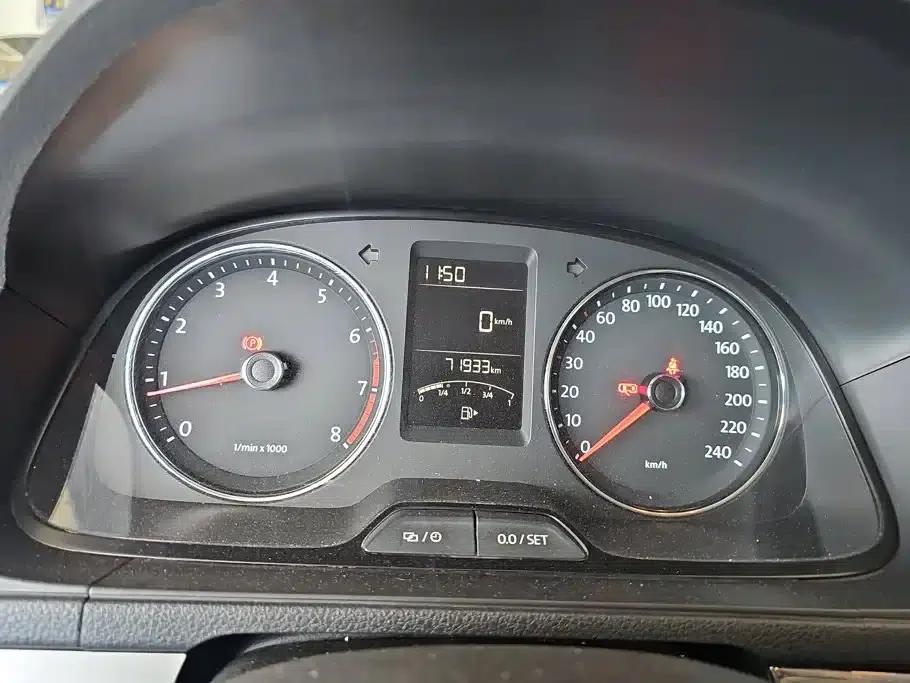 2013 Volkswagen Lavida Classic Facelift 1.6L Manual Comfort Edition — миниатюра 13