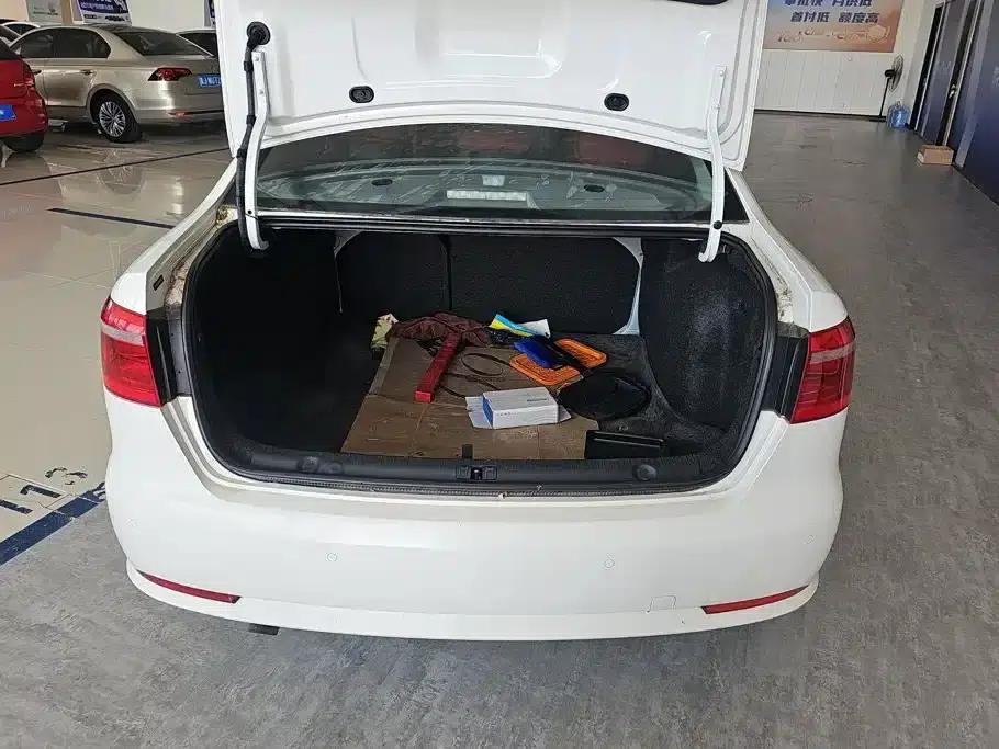 2013 Volkswagen Lavida Classic Facelift 1.6L Manual Comfort Edition — миниатюра 3