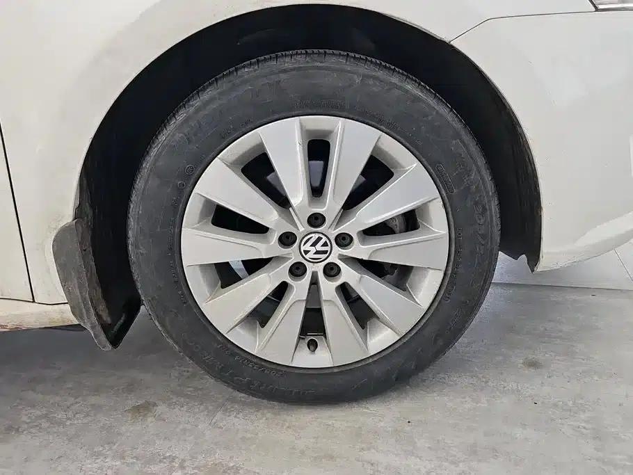 2013 Volkswagen Lavida Classic Facelift 1.6L Manual Comfort Edition — миниатюра 5