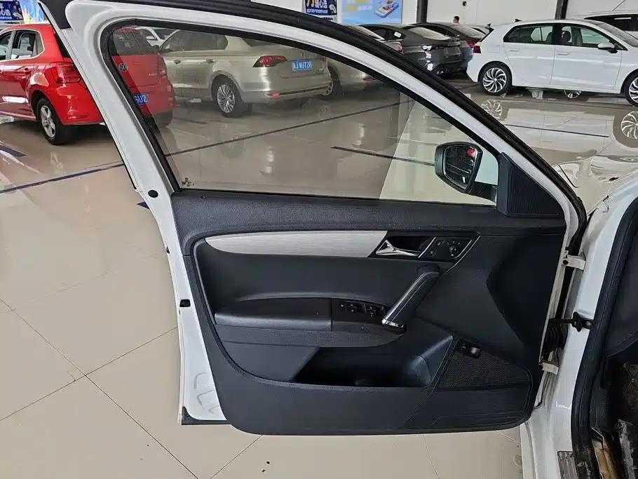 2013 Volkswagen Lavida Classic Facelift 1.6L Manual Comfort Edition — миниатюра 6