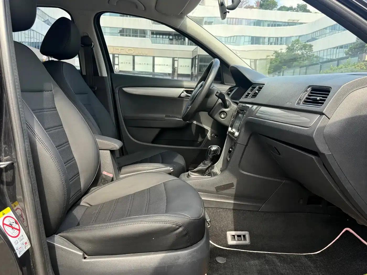 2013 Volkswagen Lavida Classic Facelift 1.6L Automatic Fashion Edition — миниатюра 11
