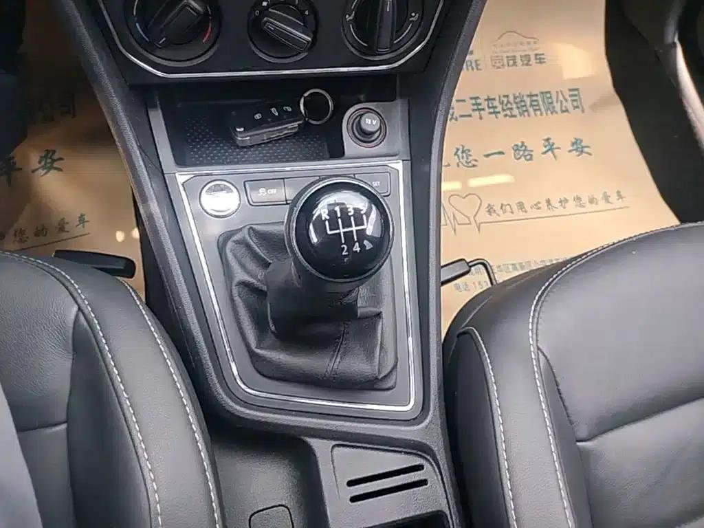2017 Volkswagen Lavida 1.6L Manual Comfort Edition — миниатюра 14